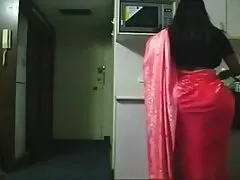 Con chó cái vuốt sec viet nam quay len ve đôi tay của mình