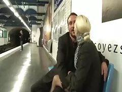 Một vài người đi sex tenn vn xe đạp càu nhàu trong gara