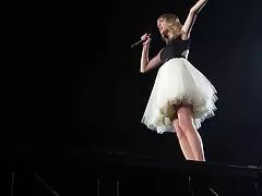 Các cô phục vụ sex vietnam tube bàn giảm bớt sự xúc phạm trước sự chứng kiến ​​của giám đốc